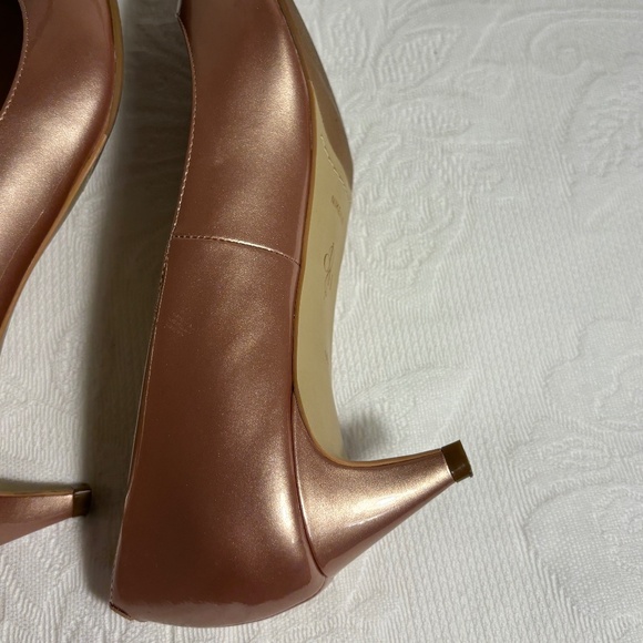 CHAMPAGNE COLOURED WOMEN'S PATENT LEATHER COLE HAAN KITTEN HEELS SIZE 9B - Picture 3 of 5